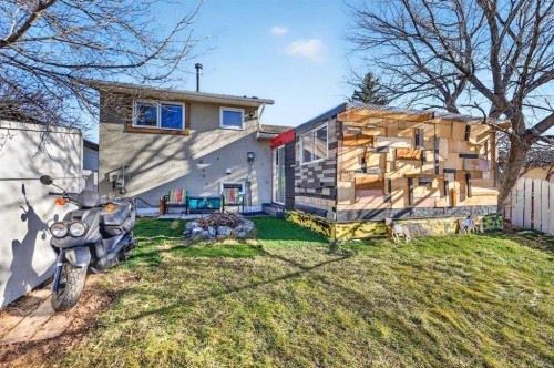 928 Pinecliff Drive Ne, Calgary, AB - Outdoor