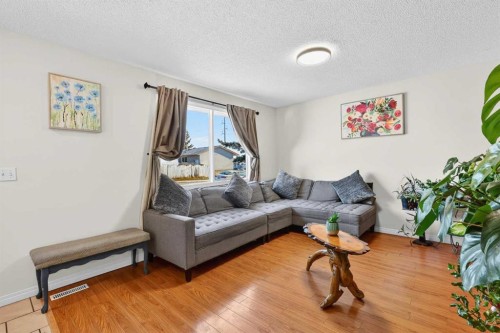 928 Pinecliff Drive Ne, Calgary, AB - Indoor Photo Showing Living Room