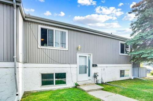 2-459 Huntsville Crescent NW Calgary, AB T2K 4W3