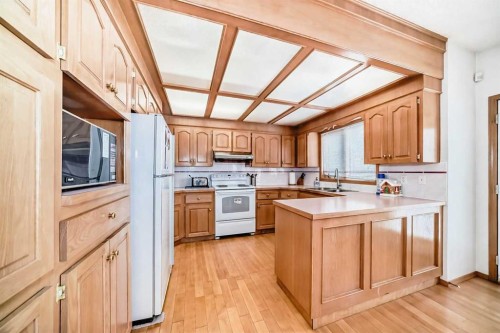 223 Hawkstone Close Nw, Calgary, AB - Indoor Photo Showing Kitchen