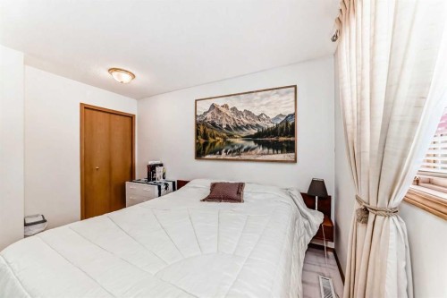 223 Hawkstone Close Nw, Calgary, AB - Indoor Photo Showing Bedroom