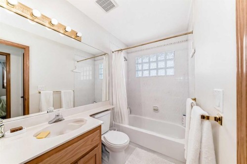 223 Hawkstone Close Nw, Calgary, AB - Indoor Photo Showing Bathroom