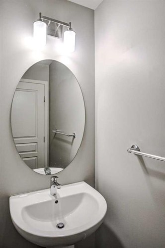 195 Masters Avenue Se, Calgary, AB - Indoor Photo Showing Bathroom