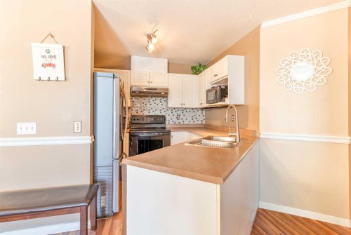 302-605 19 Street Se, High River, AB - Indoor Photo Showing Kitchen
