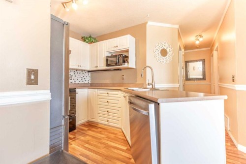 302-605 19 Street Se, High River, AB - Indoor Photo Showing Kitchen
