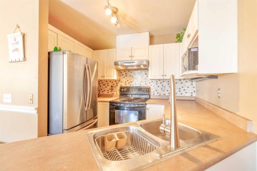 302-605 19 Street Se, High River, AB - Indoor Photo Showing Kitchen
