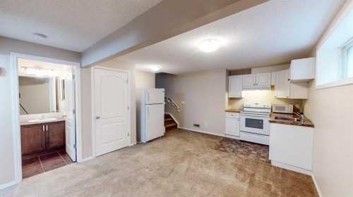 198 Skyview Point Road Ne, Calgary, AB - Indoor Photo Showing Kitchen