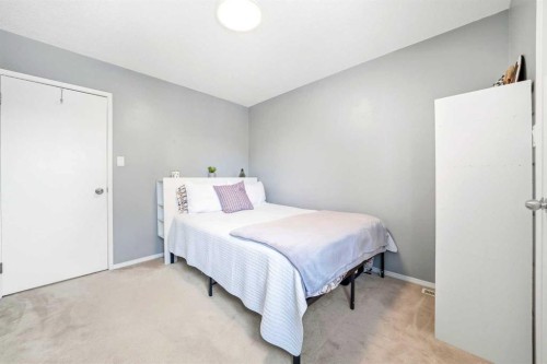 773 Kingsmere Crescent Sw, Calgary, AB - Indoor Photo Showing Bedroom
