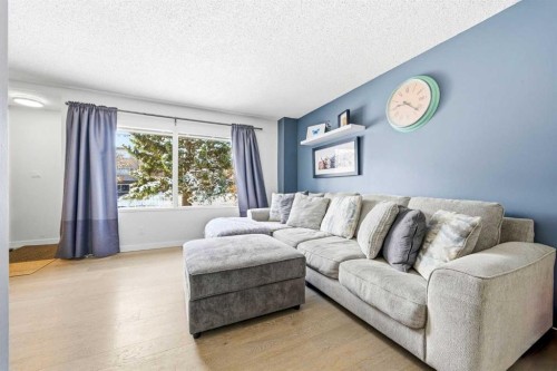 773 Kingsmere Crescent Sw, Calgary, AB - Indoor Photo Showing Living Room