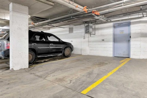 318-26 Val Gardena View Sw, Calgary, AB - Indoor Photo Showing Garage