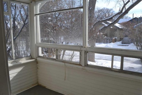 915 1 Street Nw, Calgary, AB - Indoor Photo Showing Other Room