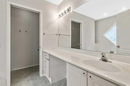 265 Somerside Park Sw, Calgary, AB - Indoor Photo Showing Bathroom
