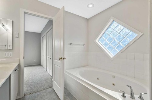 265 Somerside Park Sw, Calgary, AB - Indoor Photo Showing Bathroom