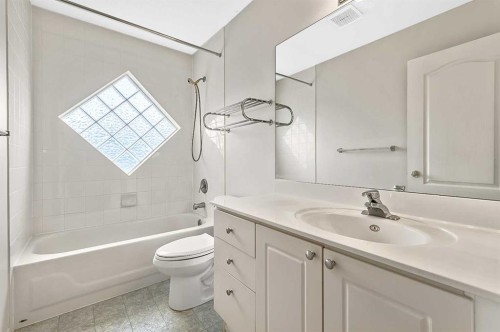 265 Somerside Park Sw, Calgary, AB - Indoor Photo Showing Bathroom