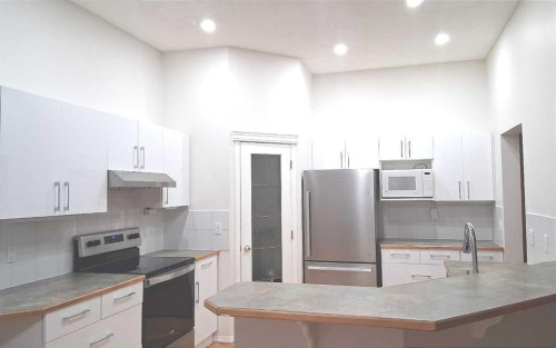 265 Somerside Park Sw, Calgary, AB - Indoor Photo Showing Kitchen