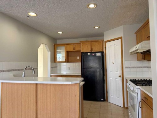 244 Los Alamos Place Ne, Calgary, AB - Indoor Photo Showing Kitchen
