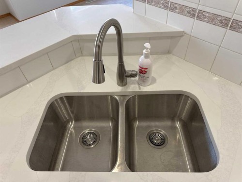 244 Los Alamos Place Ne, Calgary, AB - Indoor Photo Showing Kitchen With Double Sink