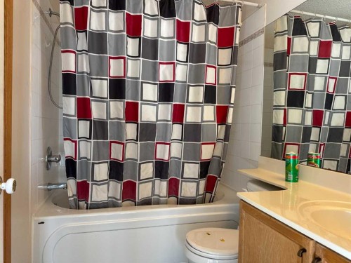 244 Los Alamos Place Ne, Calgary, AB - Indoor Photo Showing Bathroom