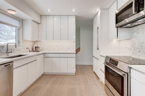 3119 46 Street Sw, Calgary, AB - Indoor Photo Showing Kitchen With Upgraded Kitchen