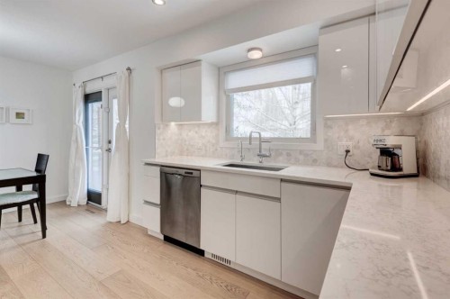 3119 46 Street Sw, Calgary, AB - Indoor Photo Showing Kitchen