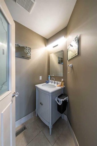 39 Slopes Grove Sw, Calgary, AB - Indoor Photo Showing Bathroom