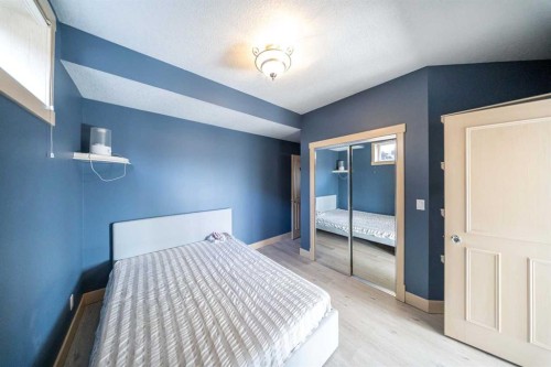 39 Slopes Grove Sw, Calgary, AB - Indoor Photo Showing Bedroom