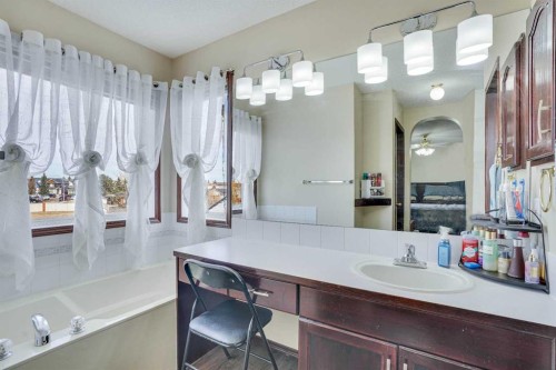 83 Bridlecreek Heath Sw, Calgary, AB - Indoor Photo Showing Bathroom