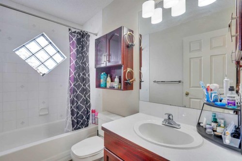 83 Bridlecreek Heath Sw, Calgary, AB - Indoor Photo Showing Bathroom