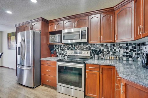 83 Bridlecreek Heath Sw, Calgary, AB - Indoor Photo Showing Kitchen