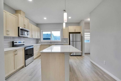 667 Wolf Willow Boulevard Se, Calgary, AB - Indoor Photo Showing Kitchen With Upgraded Kitchen