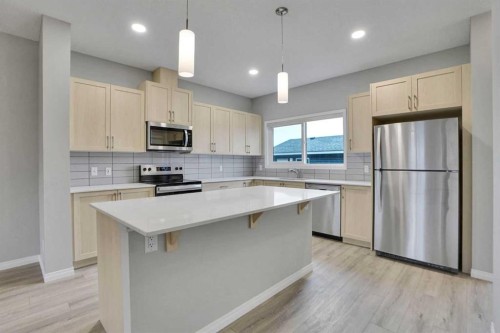 667 Wolf Willow Boulevard Se, Calgary, AB - Indoor Photo Showing Kitchen With Upgraded Kitchen