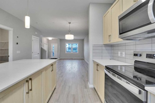 667 Wolf Willow Boulevard Se, Calgary, AB - Indoor Photo Showing Kitchen