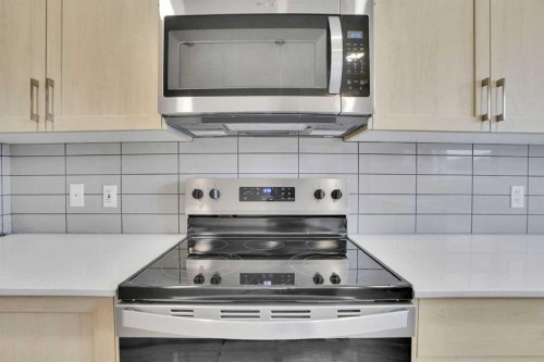 667 Wolf Willow Boulevard Se, Calgary, AB - Indoor Photo Showing Kitchen With Upgraded Kitchen