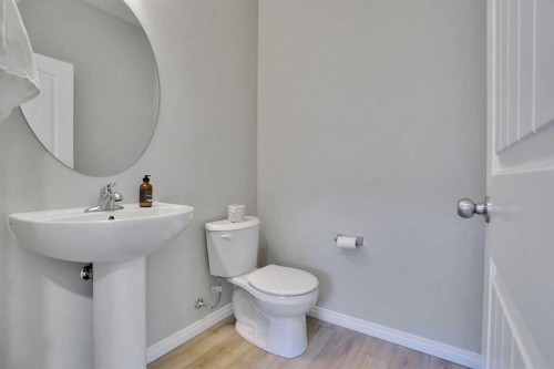 667 Wolf Willow Boulevard Se, Calgary, AB - Indoor Photo Showing Bathroom
