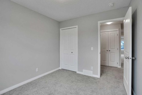 667 Wolf Willow Boulevard Se, Calgary, AB - Indoor Photo Showing Other Room