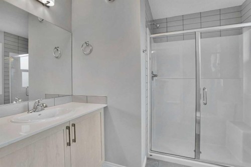 667 Wolf Willow Boulevard Se, Calgary, AB - Indoor Photo Showing Bathroom
