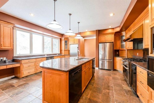 6756 Bow Crescent Nw, Calgary, AB - Indoor Photo Showing Kitchen With Stainless Steel Kitchen With Upgraded Kitchen