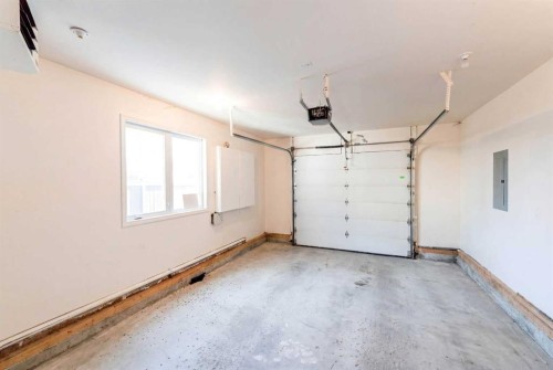 6756 Bow Crescent Nw, Calgary, AB - Indoor Photo Showing Garage