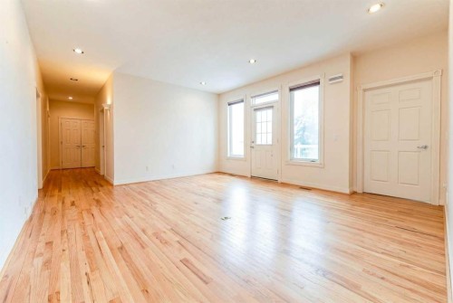 6756 Bow Crescent Nw, Calgary, AB - Indoor Photo Showing Other Room