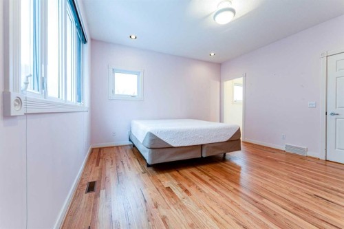 6756 Bow Crescent Nw, Calgary, AB - Indoor Photo Showing Bedroom