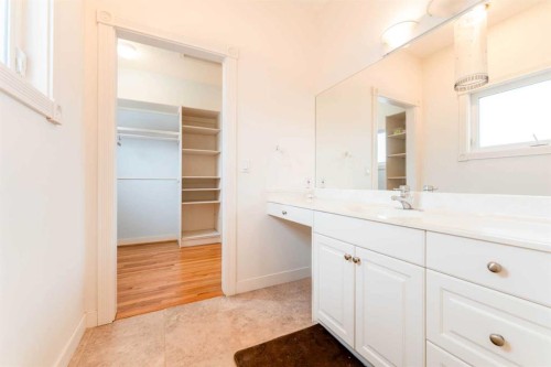 6756 Bow Crescent Nw, Calgary, AB - Indoor Photo Showing Bathroom