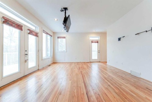 6756 Bow Crescent Nw, Calgary, AB - Indoor Photo Showing Other Room