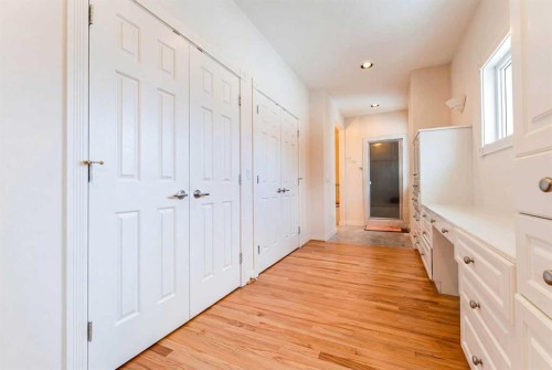 6756 Bow Crescent Nw, Calgary, AB - Indoor Photo Showing Other Room