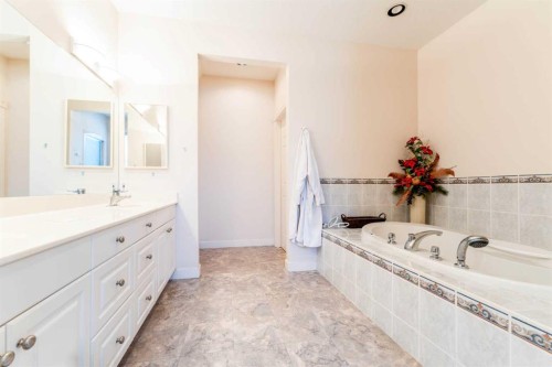 6756 Bow Crescent Nw, Calgary, AB - Indoor Photo Showing Bathroom