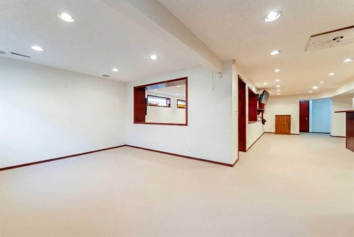 6756 Bow Crescent Nw, Calgary, AB - Indoor Photo Showing Other Room