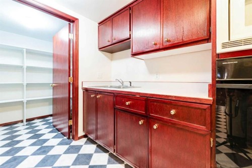 6756 Bow Crescent Nw, Calgary, AB - Indoor Photo Showing Kitchen