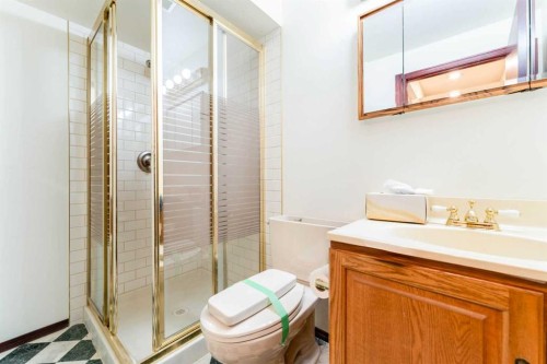 6756 Bow Crescent Nw, Calgary, AB - Indoor Photo Showing Bathroom