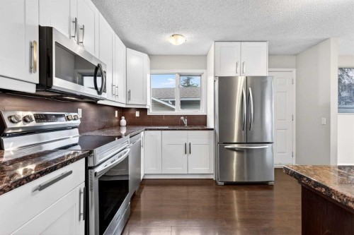 111 Sanderling Rise Nw, Calgary, AB - Indoor Photo Showing Kitchen With Stainless Steel Kitchen With Upgraded Kitchen