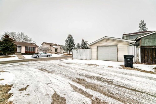 130 Pinemeadow Road Ne, Calgary, AB - Outdoor