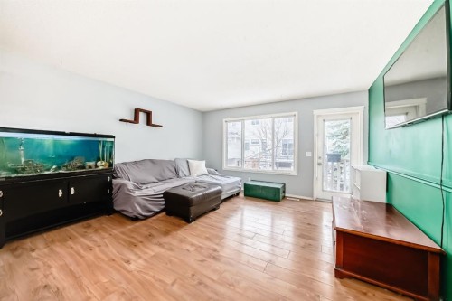 213 Hillvale Crescent, Strathmore, AB - Indoor Photo Showing Living Room